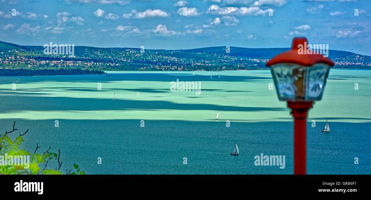 Il lago di Balaton con le navi a vela e di Balatonfüred Foto Stock