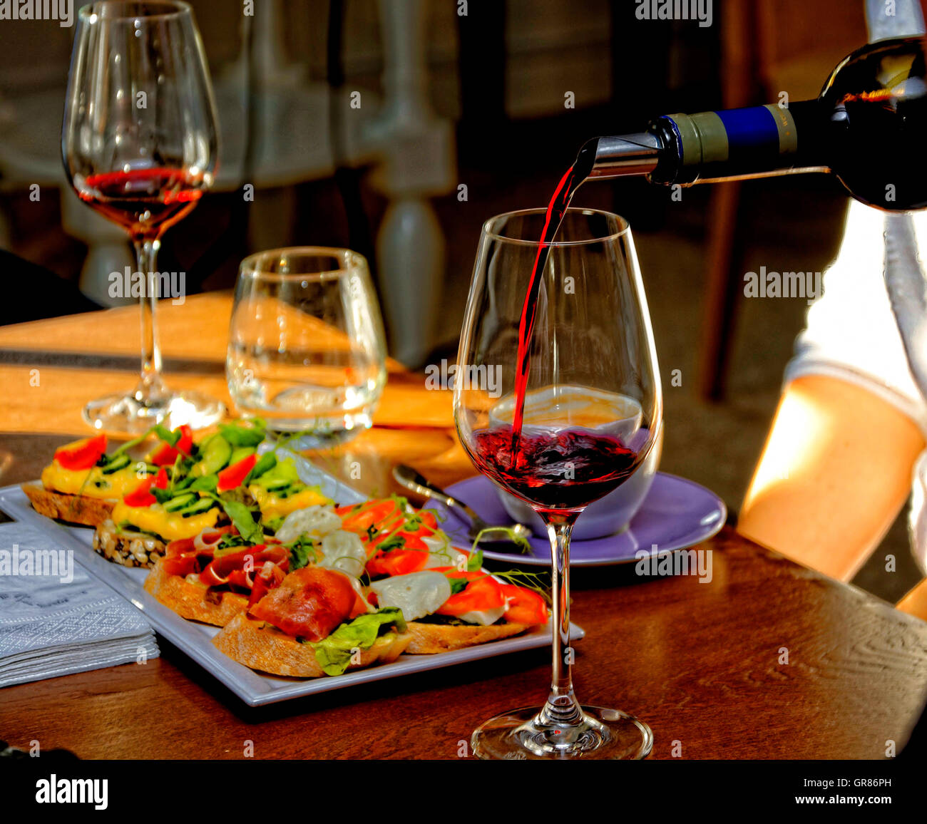 Il vino rosso è versata, un bicchiere di vino rosso, Kannapees Foto Stock