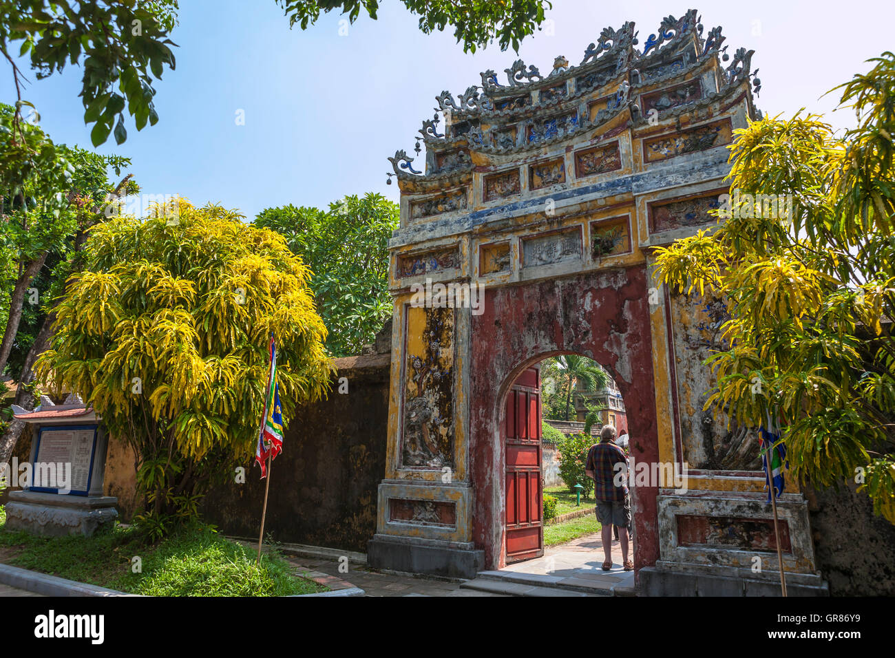Ingresso di gate a Tien appeso Mieu Temple, Città Imperiale, Tonalità Viet Nam Foto Stock