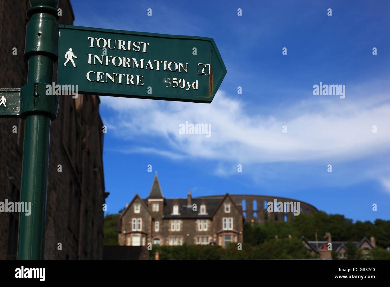 La Scozia, Oban città, segnaletica per le informazioni turistiche e sullo sfondo del McCaigs Tower Foto Stock