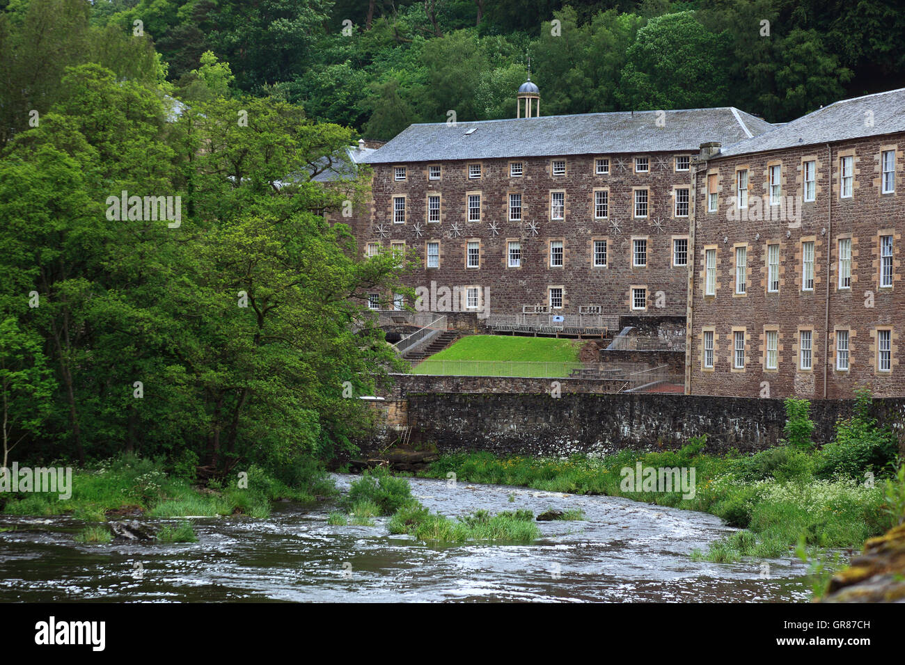 La Scozia, New Lanark in Scozia, con Lanark nella contea South Lanarkshire, ex cotone centro di fabbricazione dal fiume Cly Foto Stock