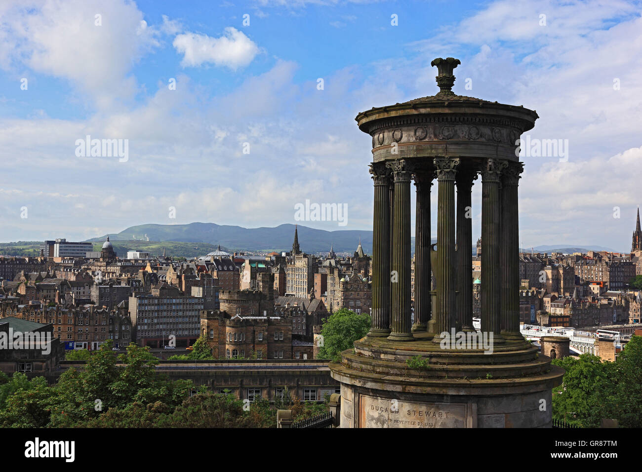 La Scozia, Edimburgo, look di Caltone collina sul centro della città, che Dugald Stewart-Denkmal in primo piano Foto Stock