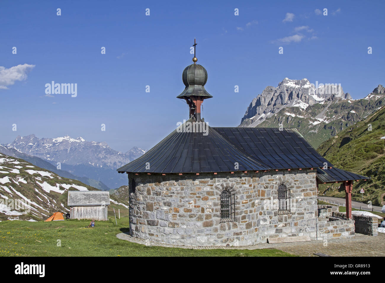 Cappella di montagna al vertice del Klausen Pass nel Cantone di Uri Foto Stock