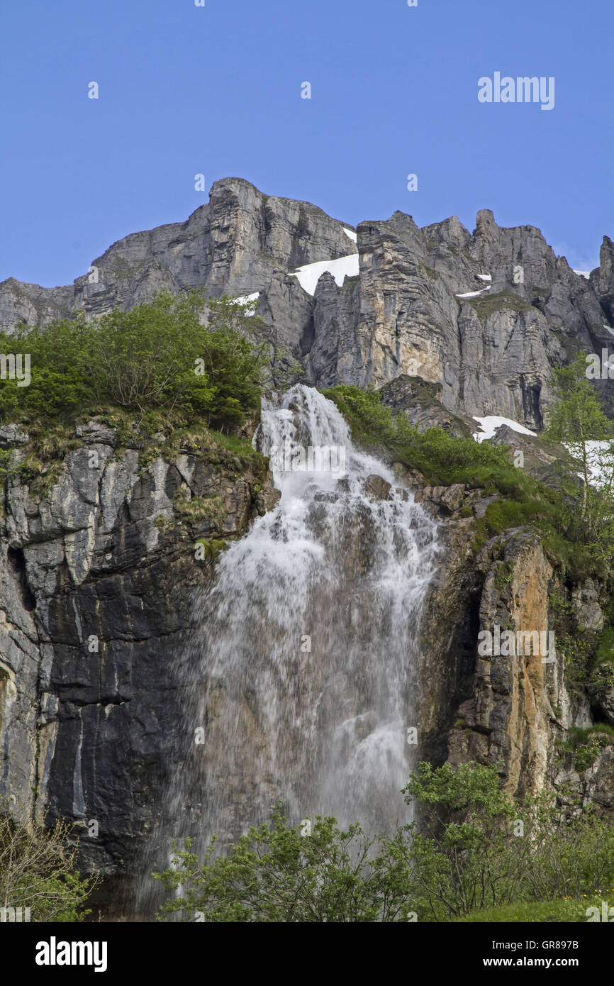 Nella Salita al Klausen Pass, si passerà a questa cascata Foto Stock