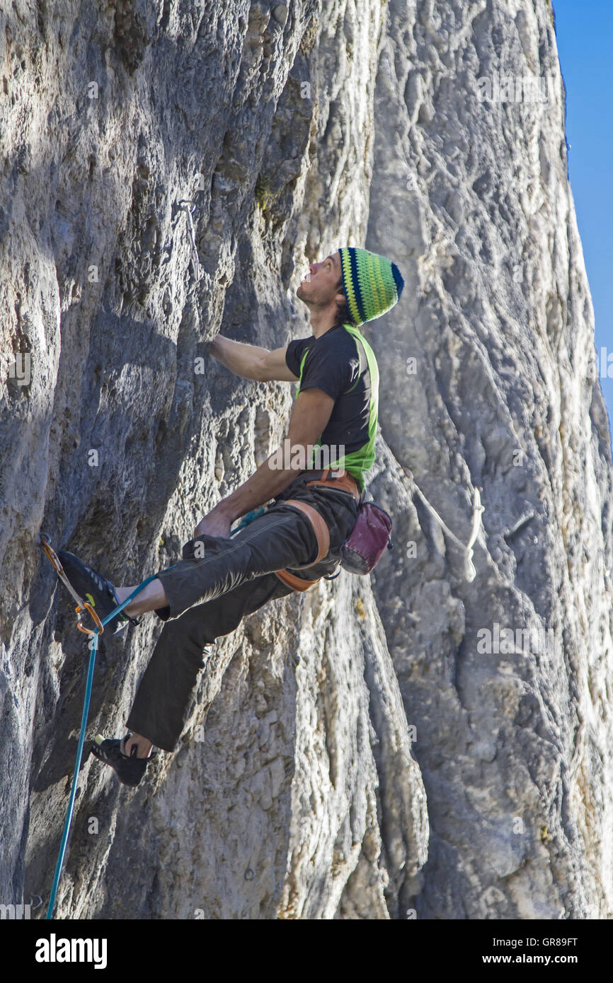 Scalatore estremo in un percorso di 11 Difficoltà in Tirol Foto Stock