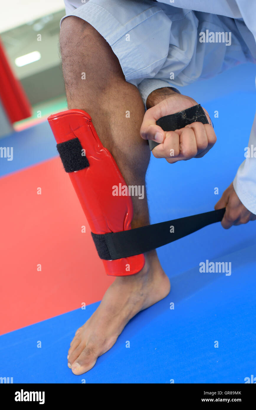 Arti marziali mettendo su una gamba guard Foto Stock