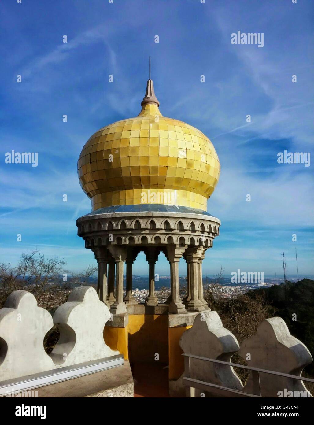 Lookout Tower con oro cupola colorata contro il cielo blu Foto Stock