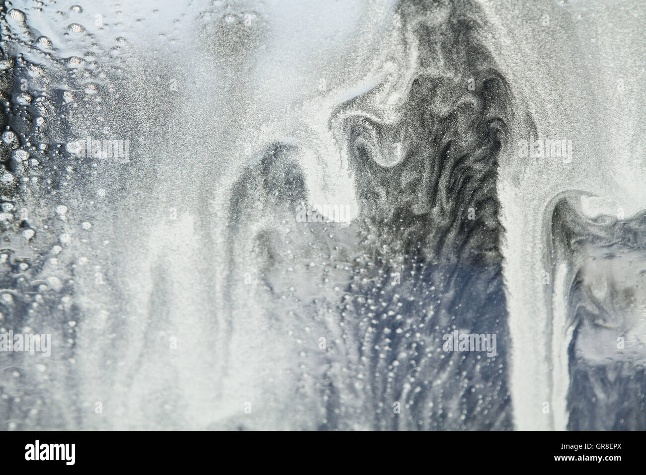 Durante il ciclo di lavaggio nel garage di lavaggio derivano sul parabrezza della vettura vere opere d'arte Foto Stock
