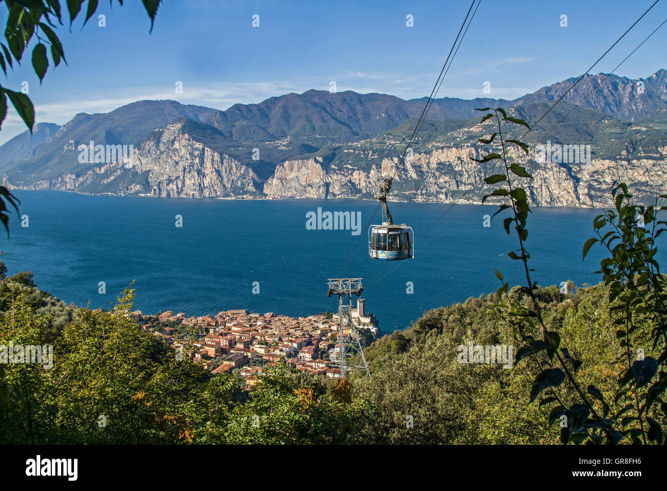 Da Malcesine, una popolare e destinazione Much-Visited sulla sponda orientale del Lago di Garda si può prendere la funivia per il Monte Baldo Foto Stock