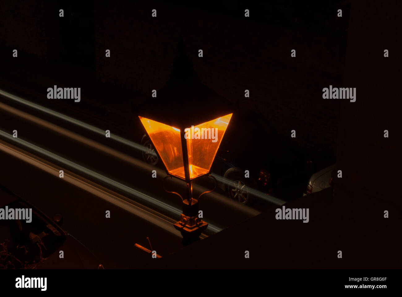 Scatto notturno di un vecchio stile di lampione con luci di coda Foto Stock
