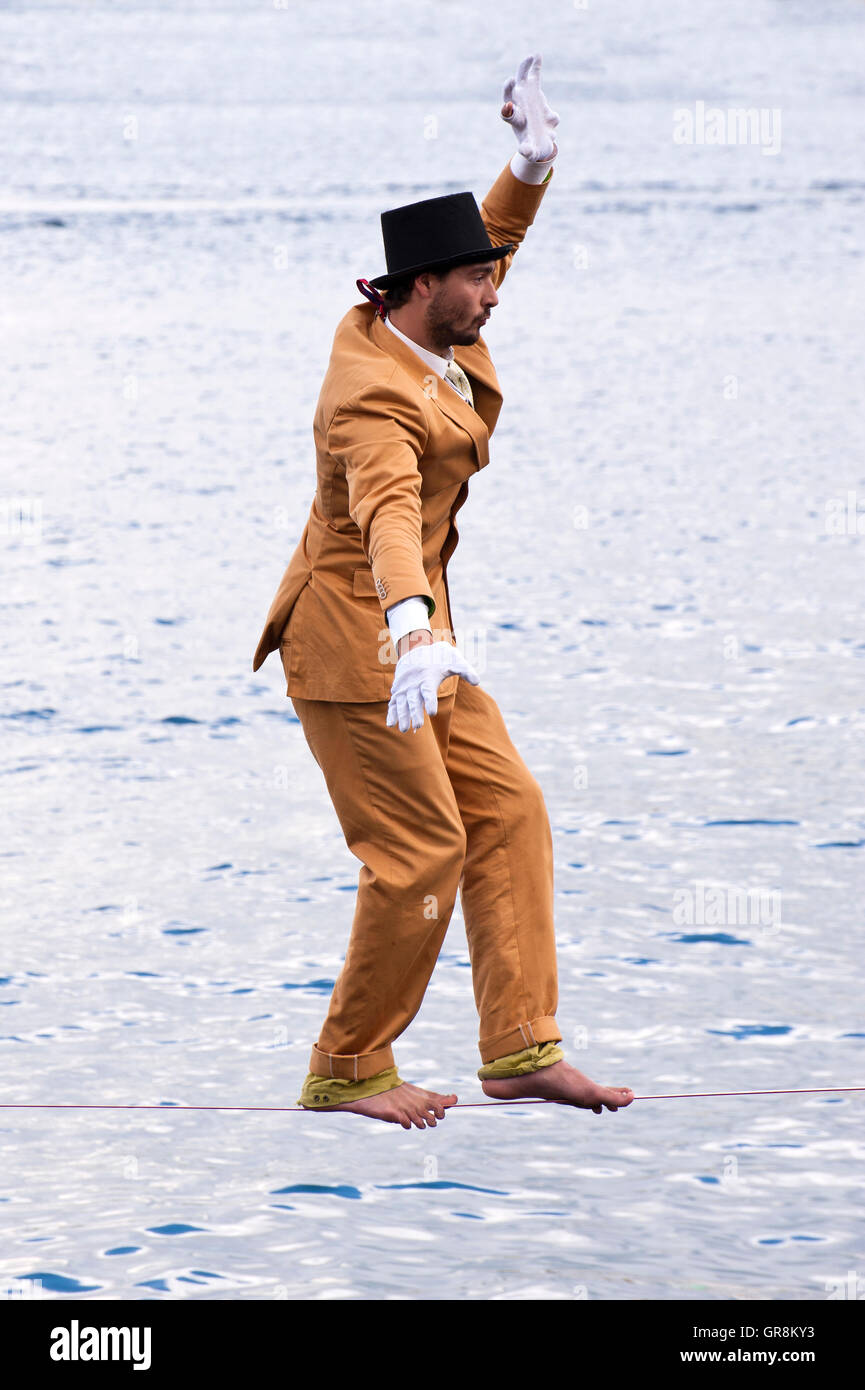 Acrobat Mitja Boettger-Soller su Kiel Week 2013, editoriali e nessun modello di rilascio Foto Stock