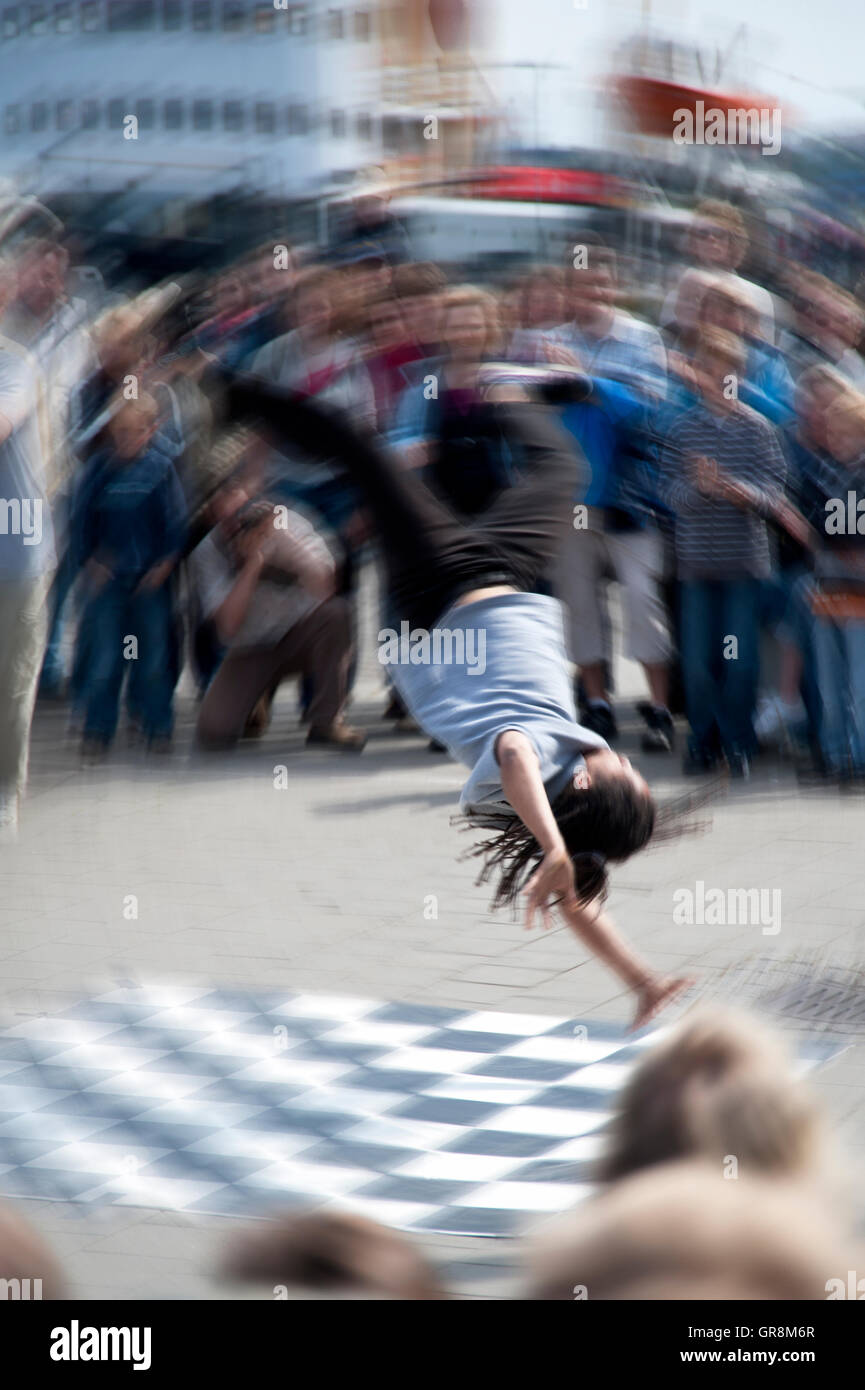 Breakdancer eseguendo sulla strada Foto Stock