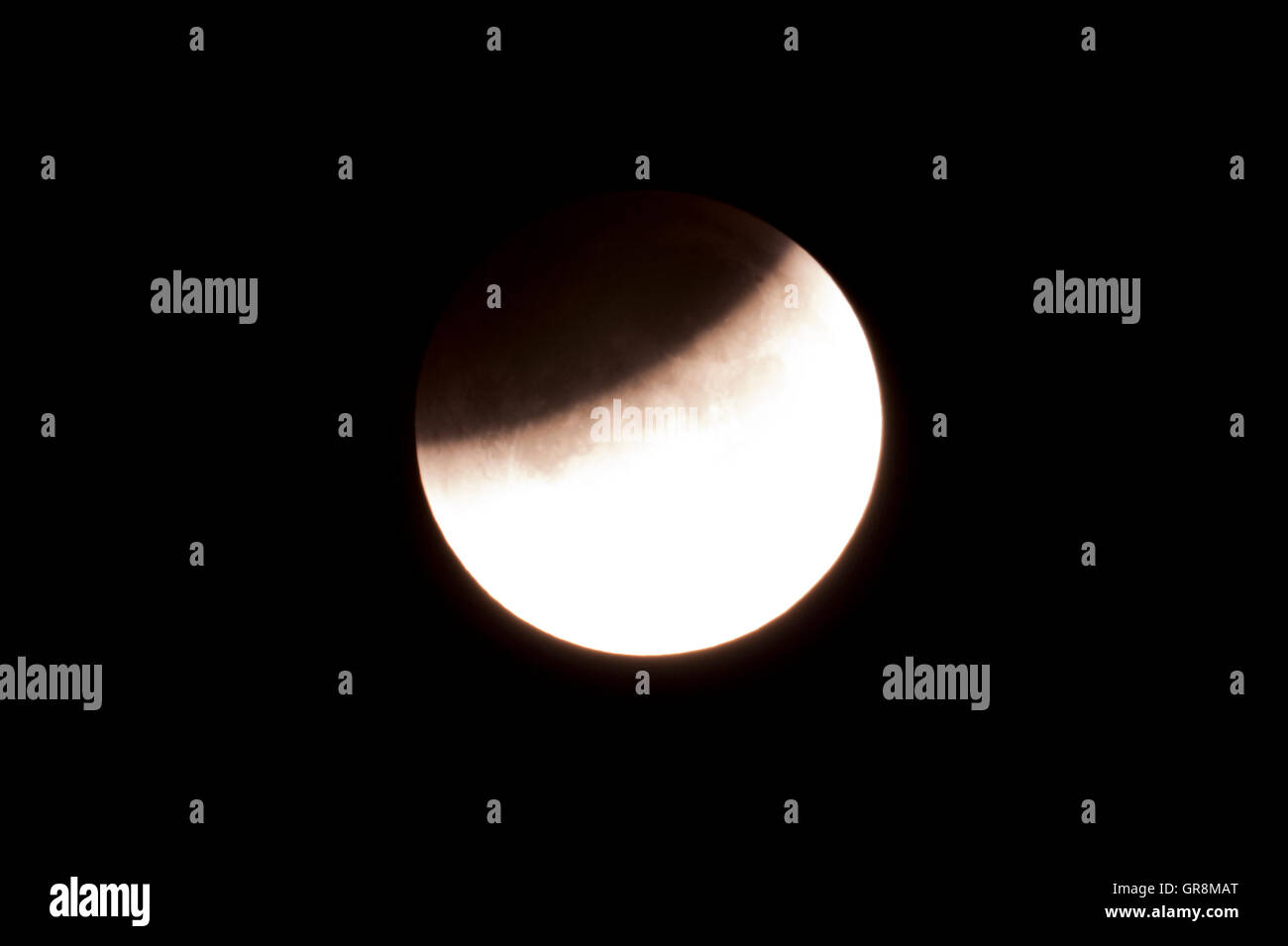 Eclissi lunare totale sul Sett. 28, 2015, osservata in Kiel, Germania, attraverso un telescopio Foto Stock