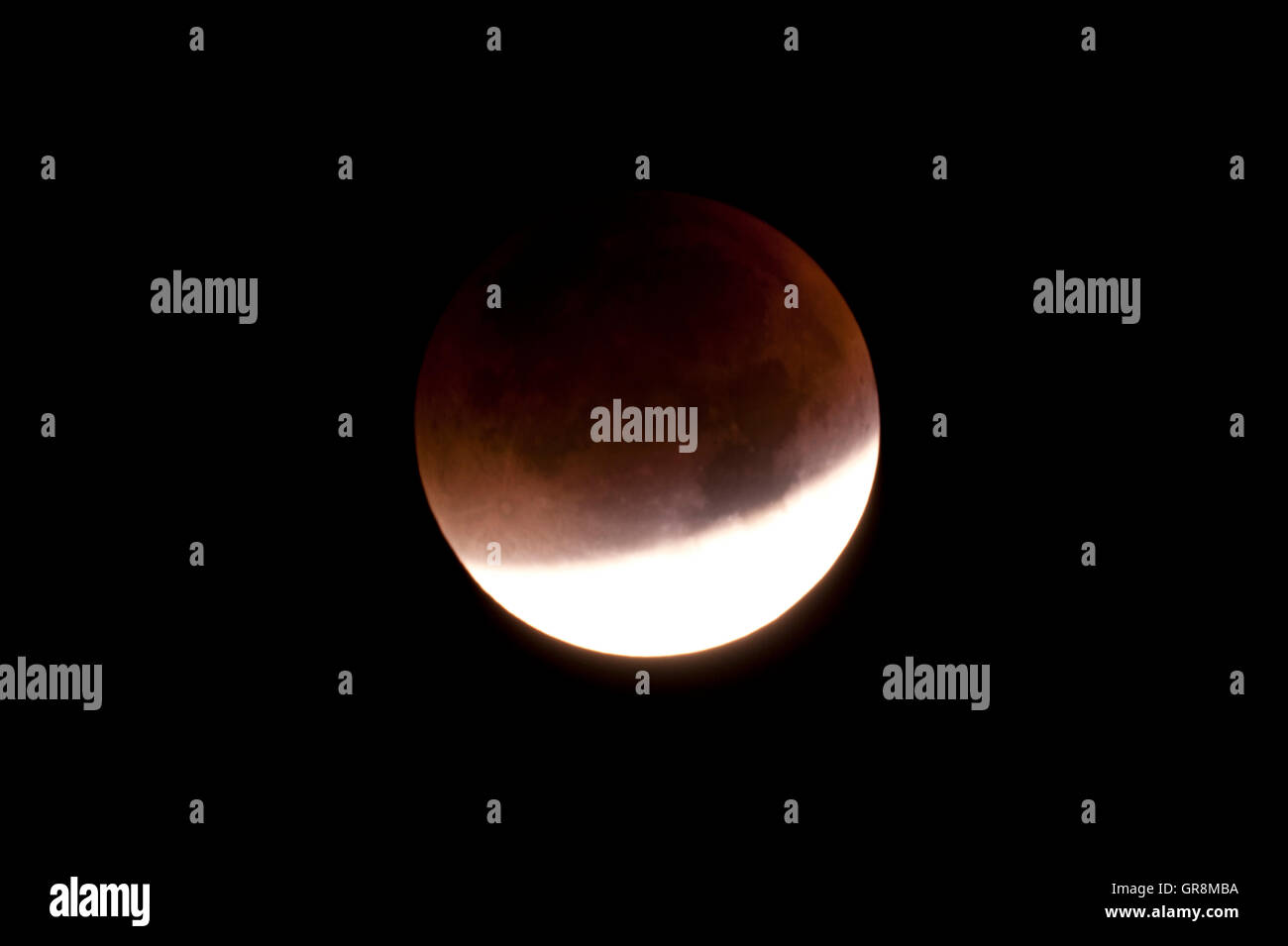 Eclissi lunare totale sul Sett. 28, 2015, osservata in Kiel, Germania, attraverso un telescopio Foto Stock