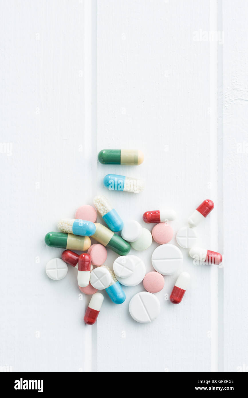 Le pillole diverse sul tavolo bianco. Vista dall'alto. Foto Stock