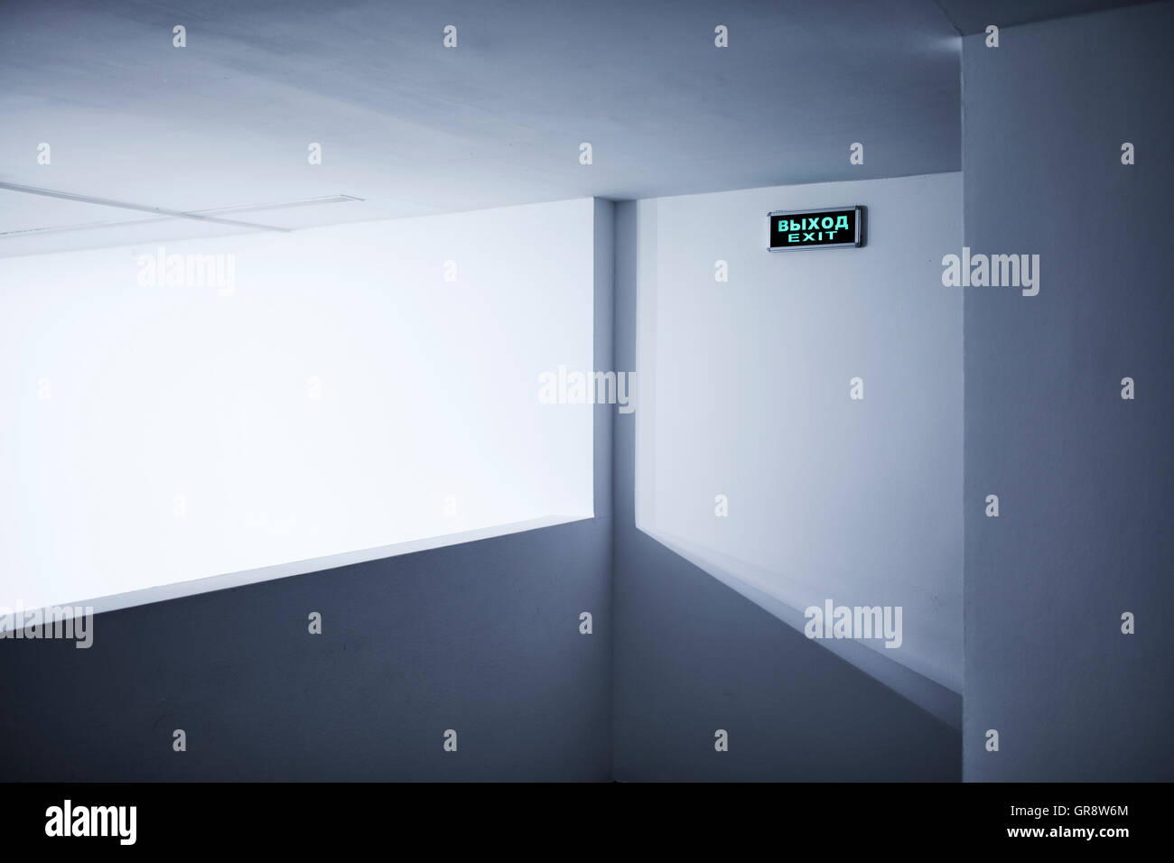 Neon segno di uscita sul muro bianco Foto Stock