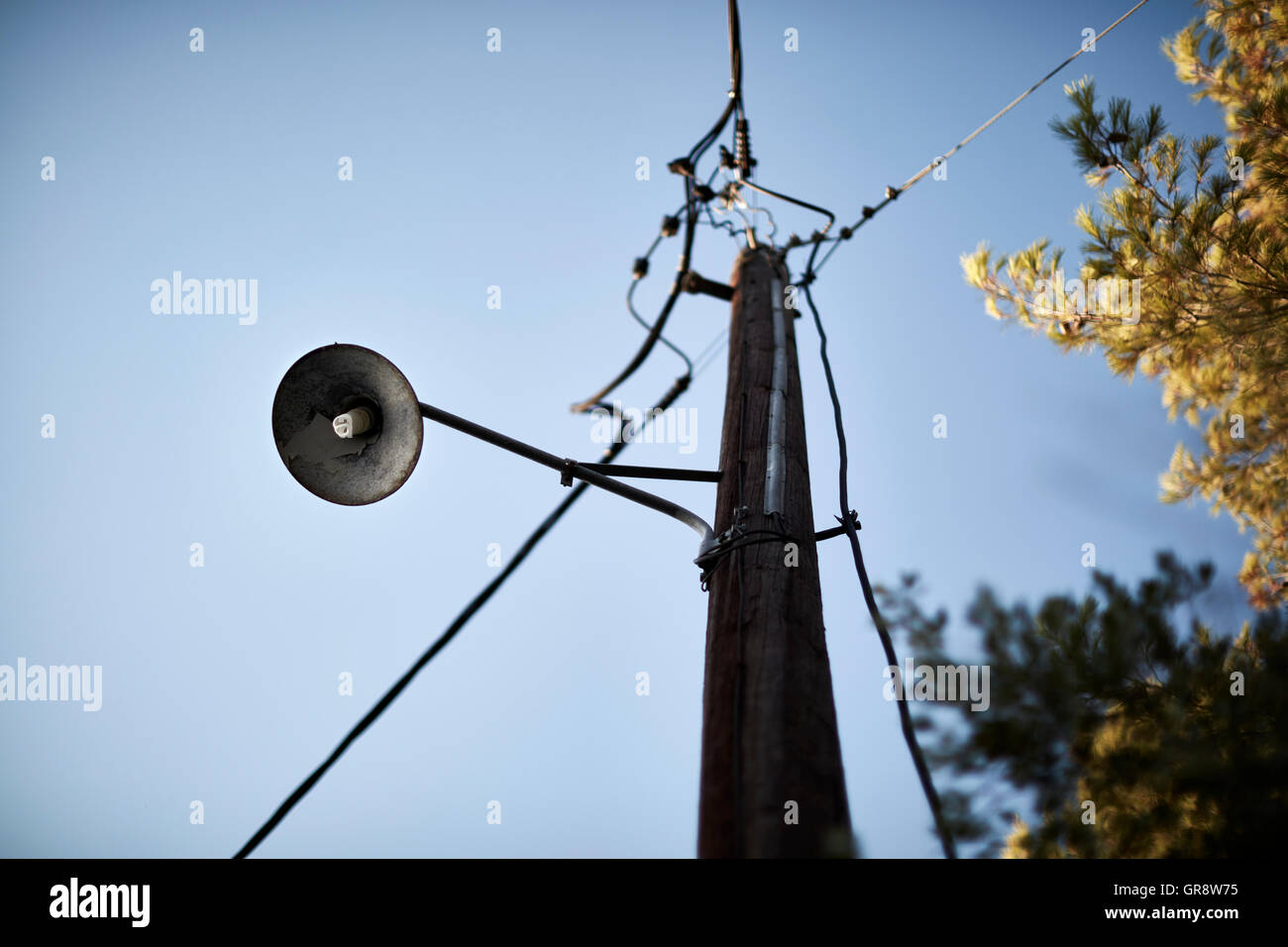 Via la luce e il palo del telefono Foto Stock