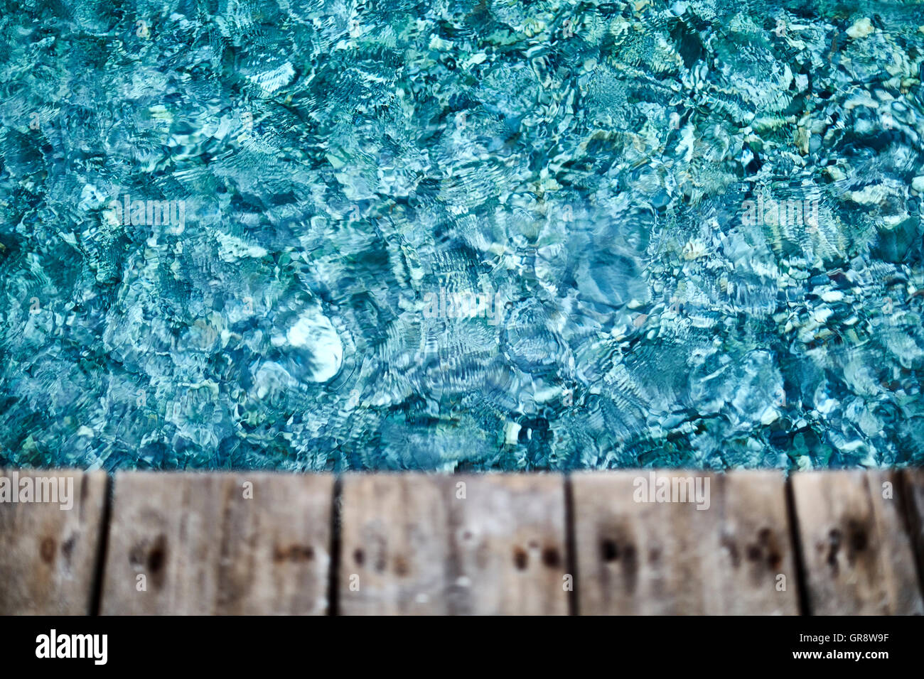 Blu scintillante acqua sotto il ponte Foto Stock