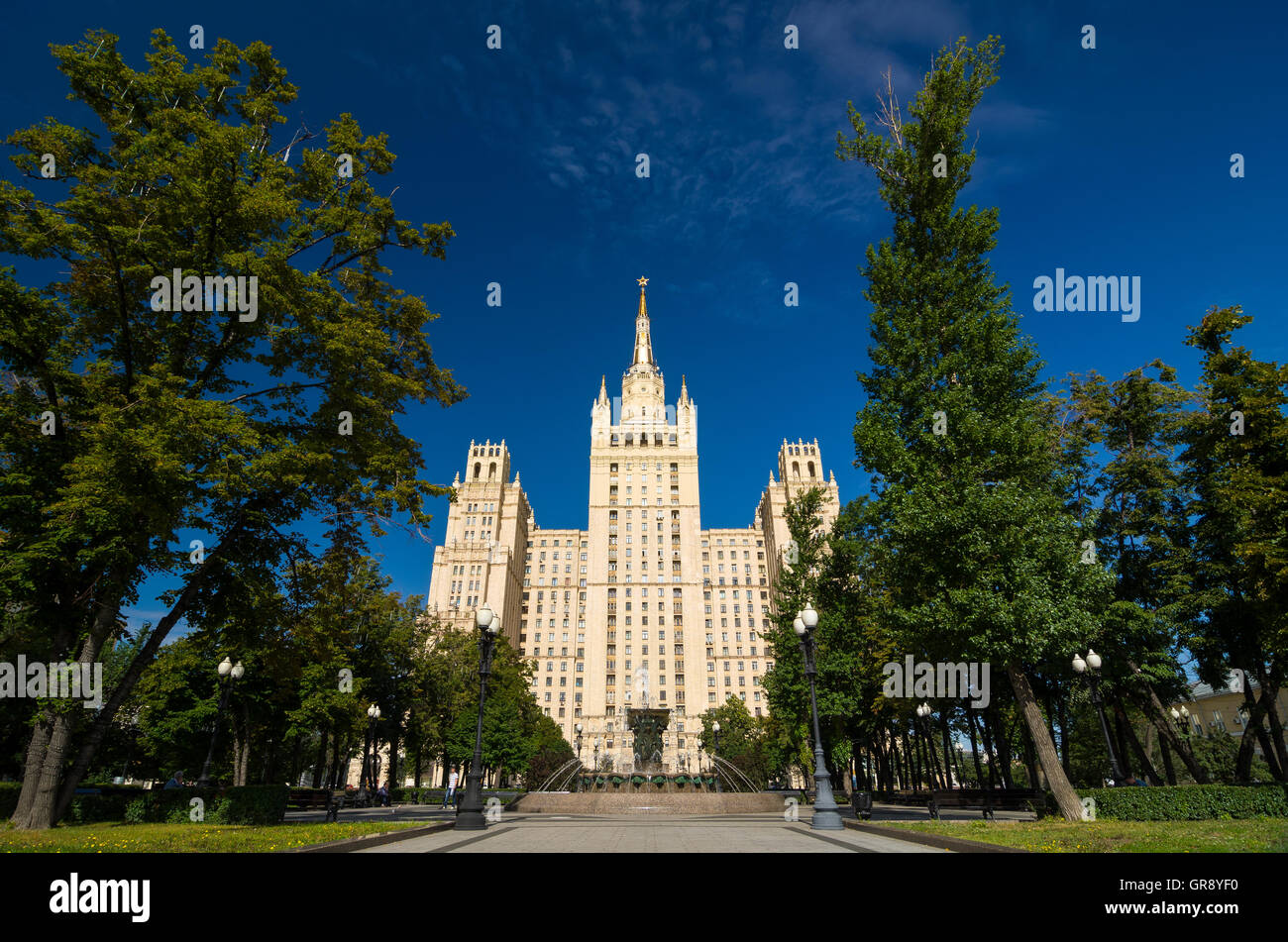 Alto edificio di Piazza Kudrinskaya edificio è uno dei sette sorelle. Foto Stock
