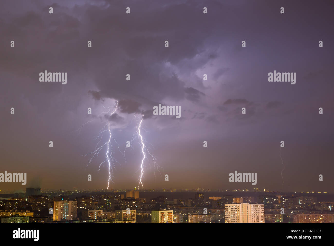 Colpo di fulmine over night city. Mosca, Russia. Foto Stock