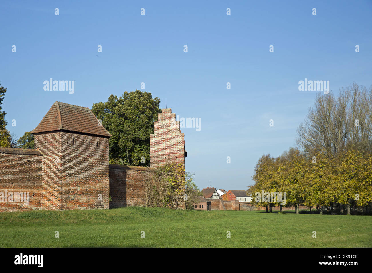 I bastioni della città vecchia di Wittstock Dosse con torri in autunno, Mecklenburg Foto Stock
