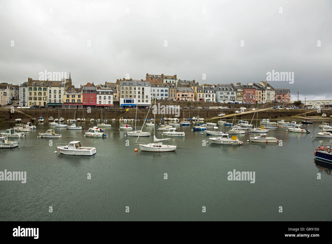 Città Vecchia e il porto di Douarnenez nella cortina di nubi, Finisterre, Bretagna Francia Foto Stock