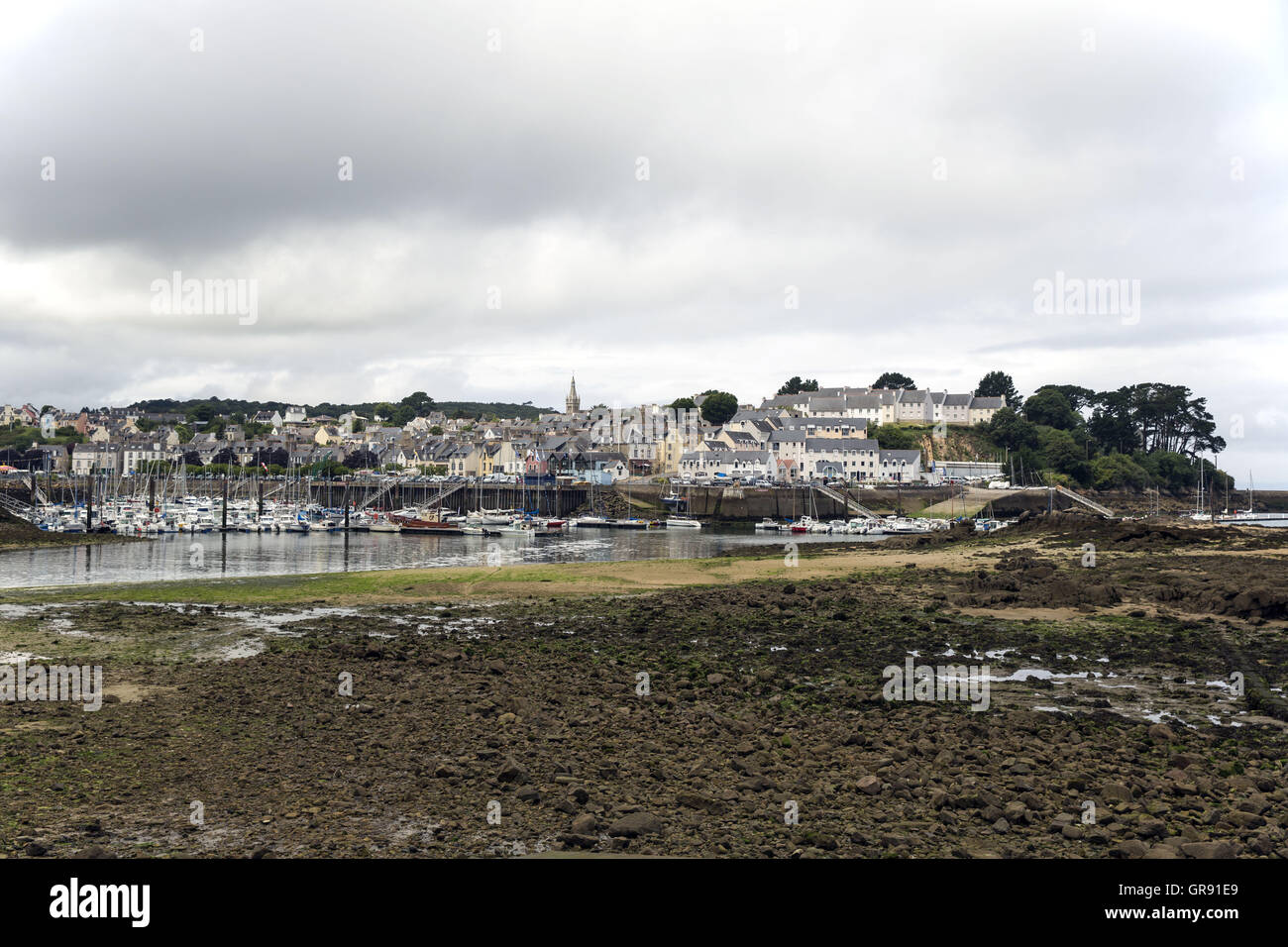 Città Vecchia e il porto di Douarnenez nella cortina di nubi, Finisterre, Bretagna Francia Foto Stock