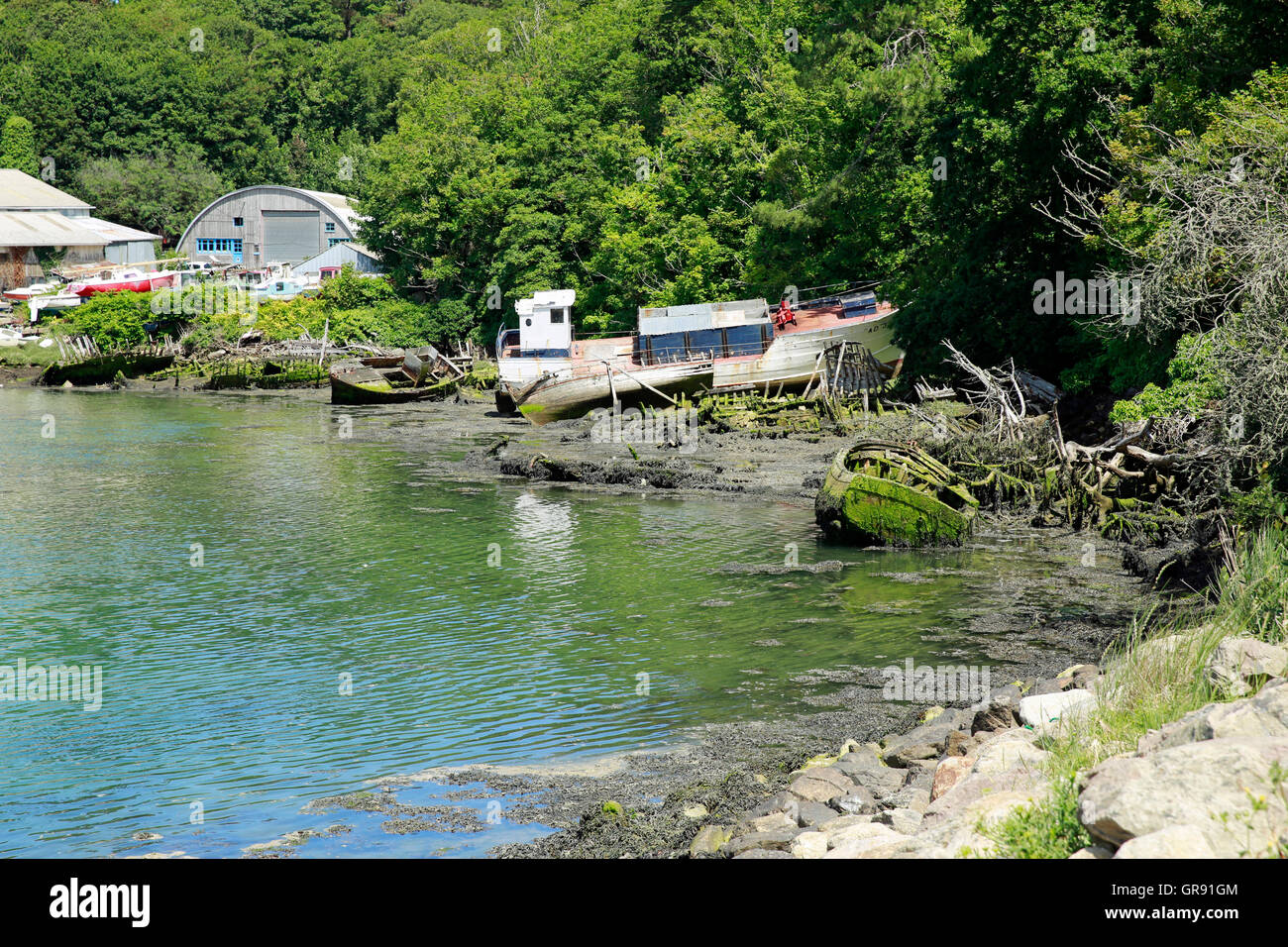 È decaduta e di marcio barche di legno in una baia a Audierne, Bretagna Francia Foto Stock