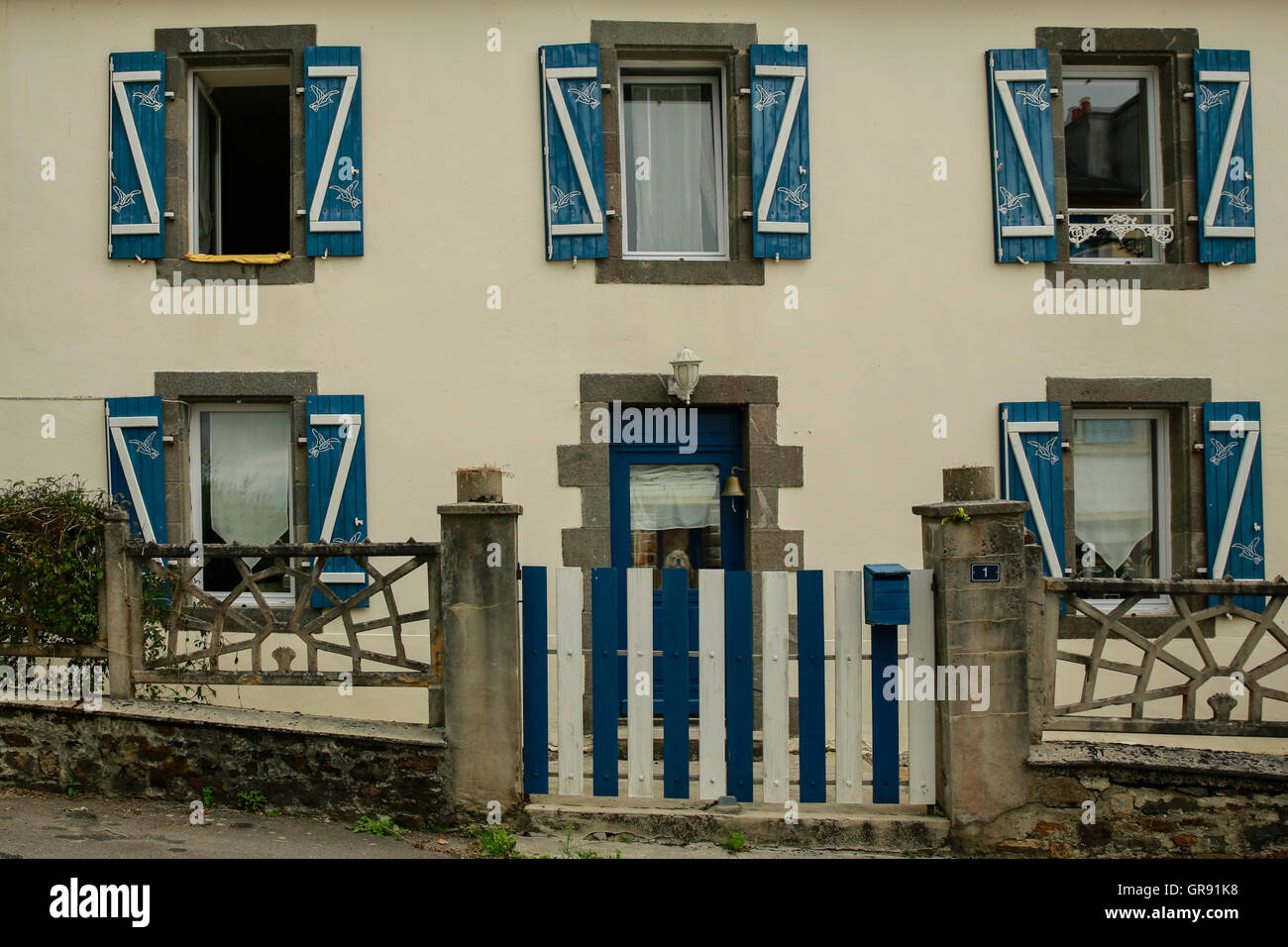 Facciata di un edificio di appartamenti con persiane in Bretagna, Francia Foto Stock