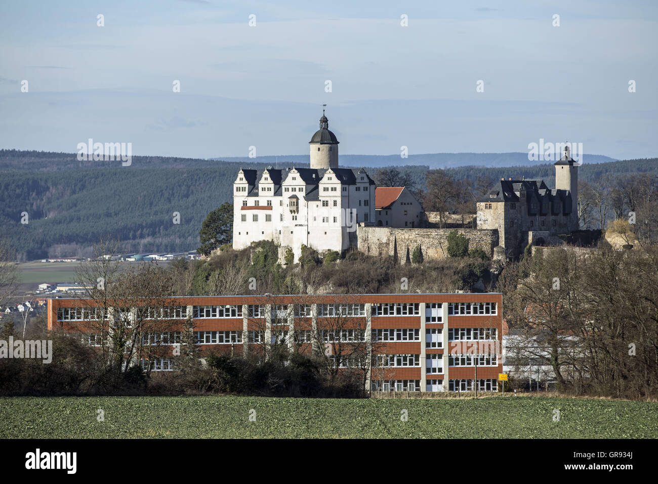 Affacciato sul Castello Ranis con la scuola in primo piano, Turingia, Germania, Europa Foto Stock