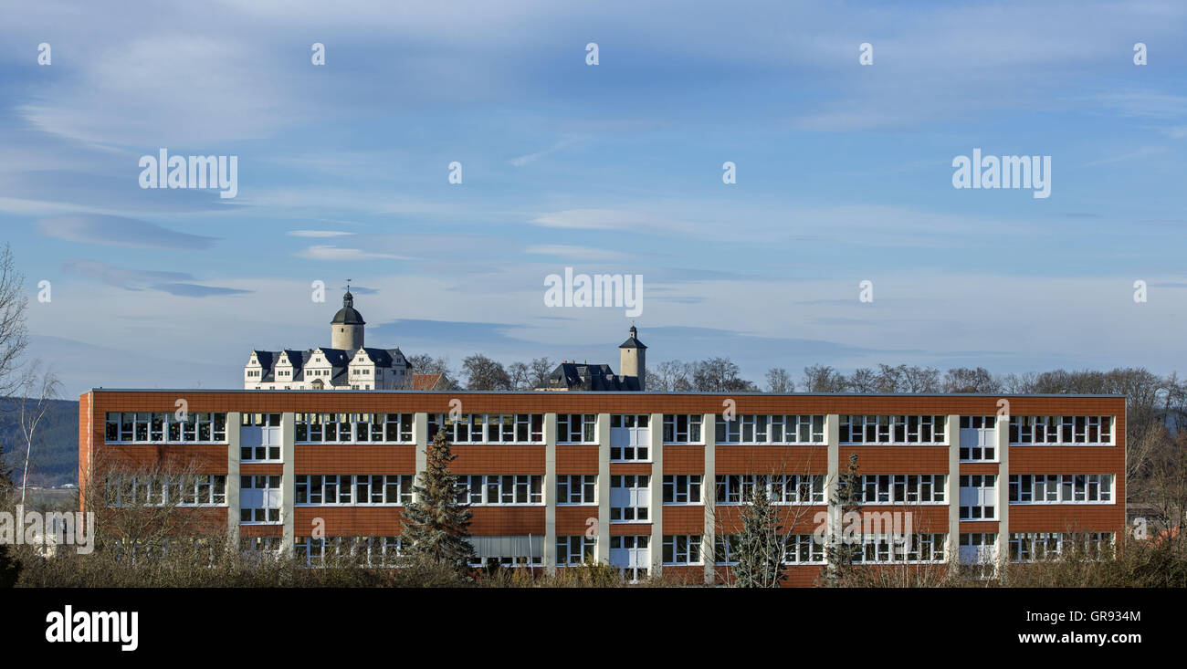 Affacciato sul Castello Ranis con la scuola in primo piano, Turingia, Germania, Europa Foto Stock