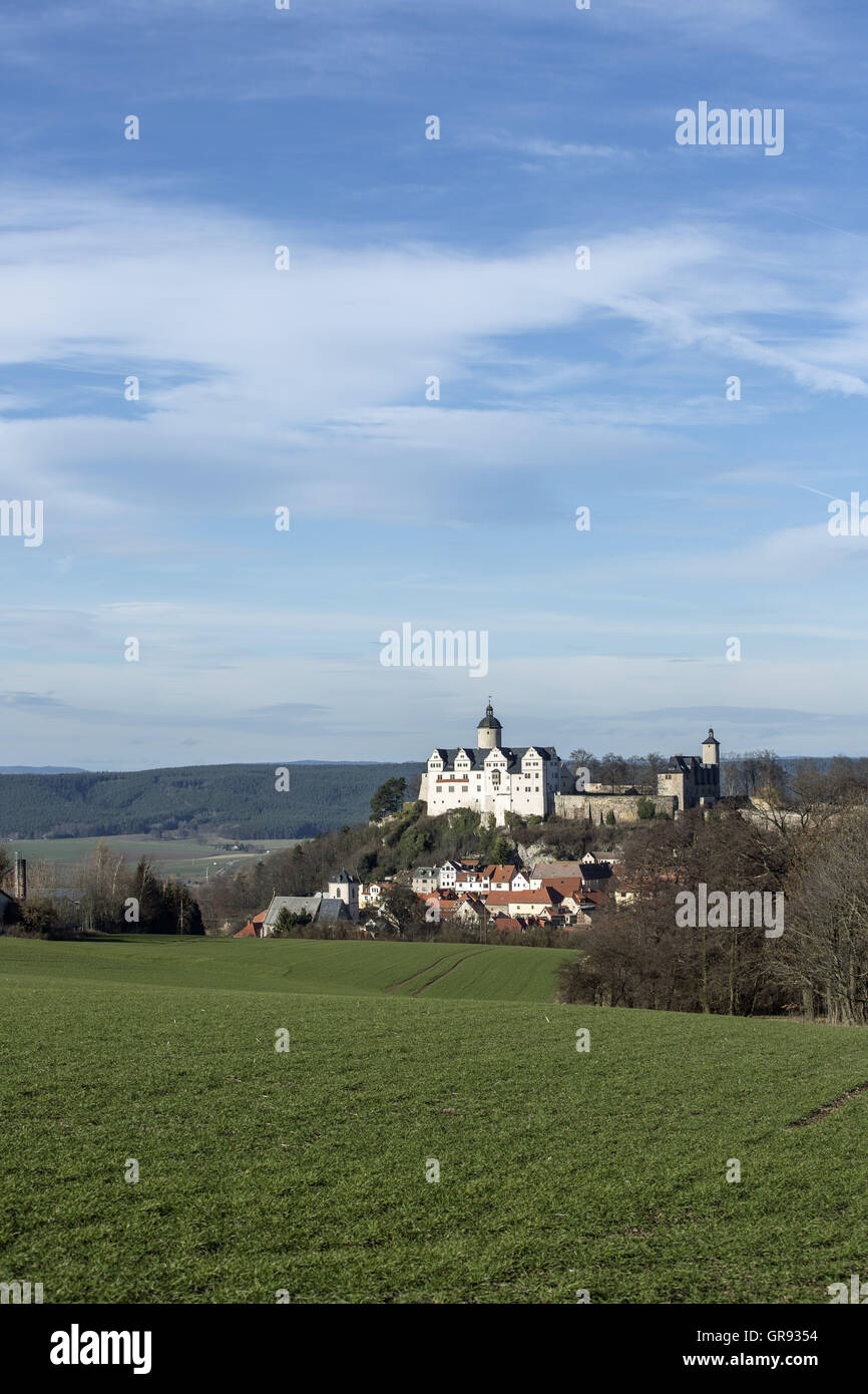 Cercando Ranis e parti delle vecchie case di città in sole e nuvole, Turingia, Germania, Europa Foto Stock