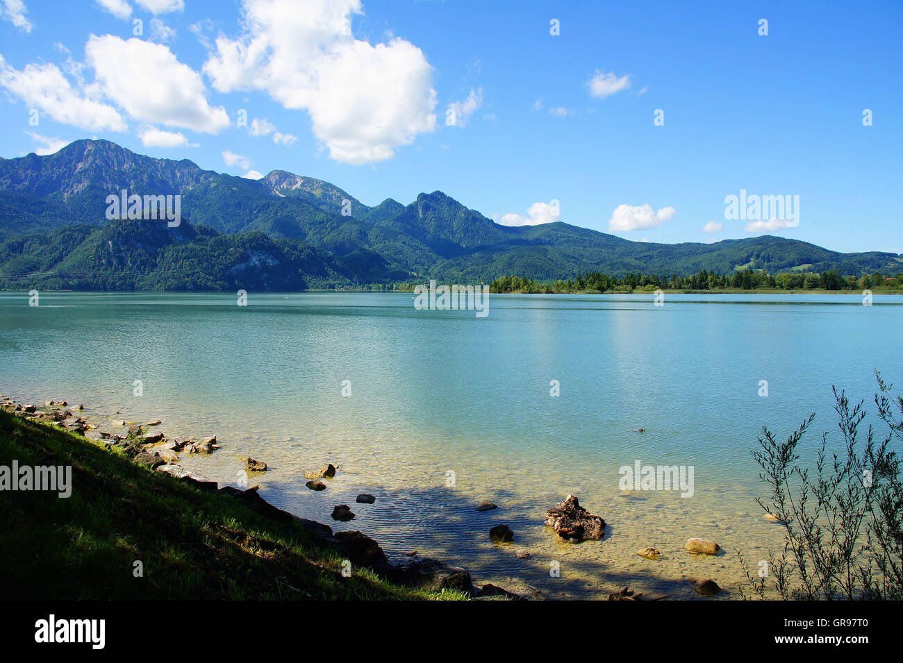 Il lago di Kochel bordo delle Alpi in Baviera in estate Foto Stock