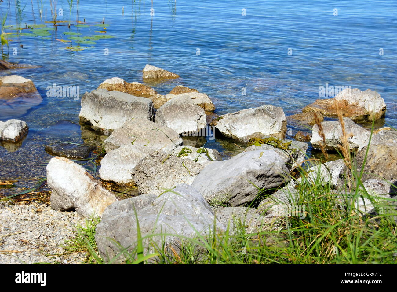 Pietre in acqua di lago di Starnberg in Baviera Foto Stock