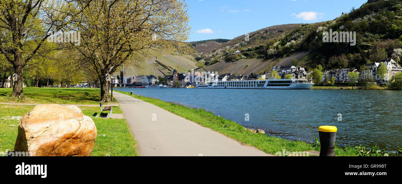 In Mosella Bernkastel Kues con linee di crociera Panorama Foto Stock