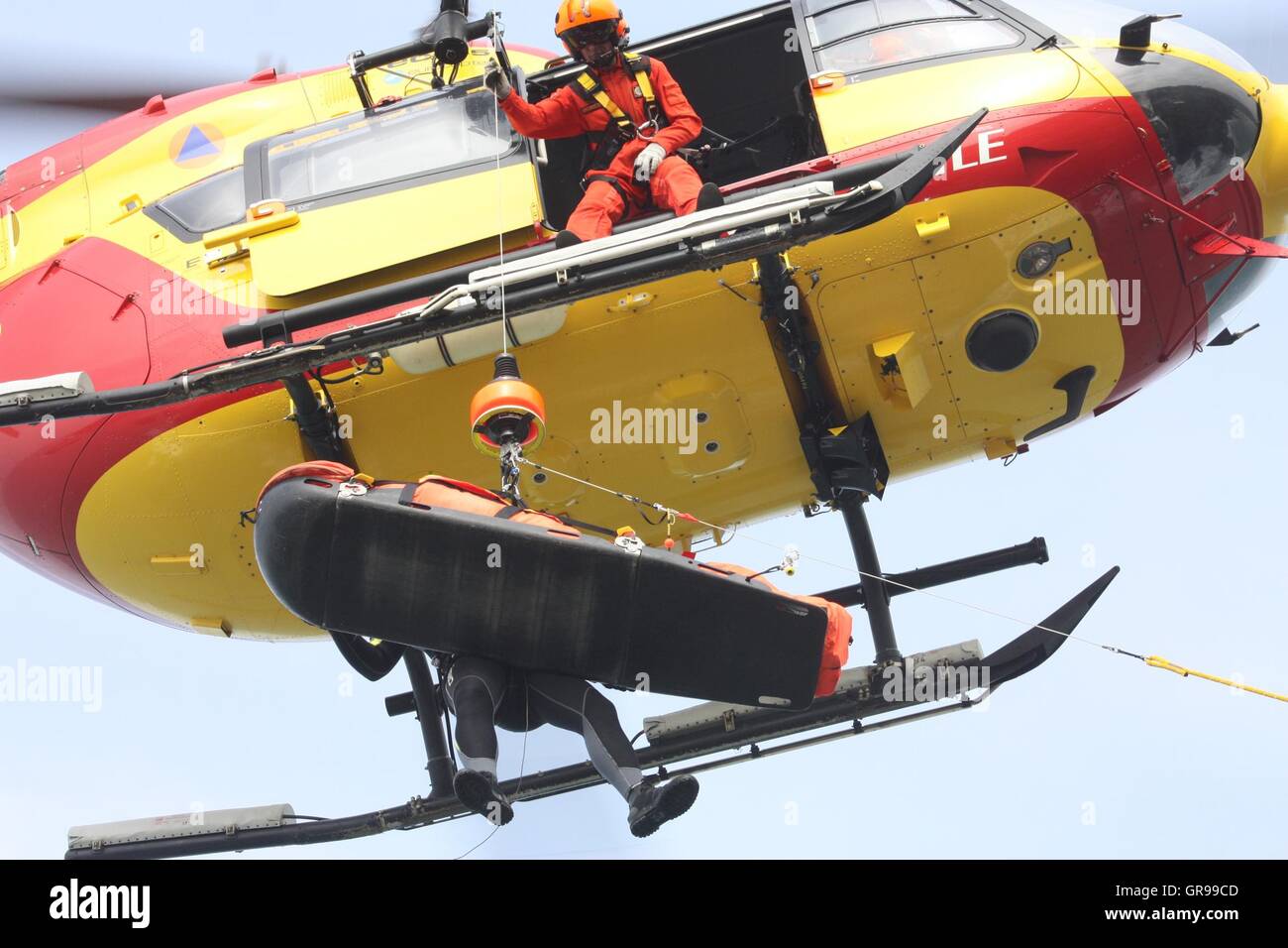 Basso Angolo di visione dell'uomo sul Salvataggio in elicottero contro Sky Foto Stock