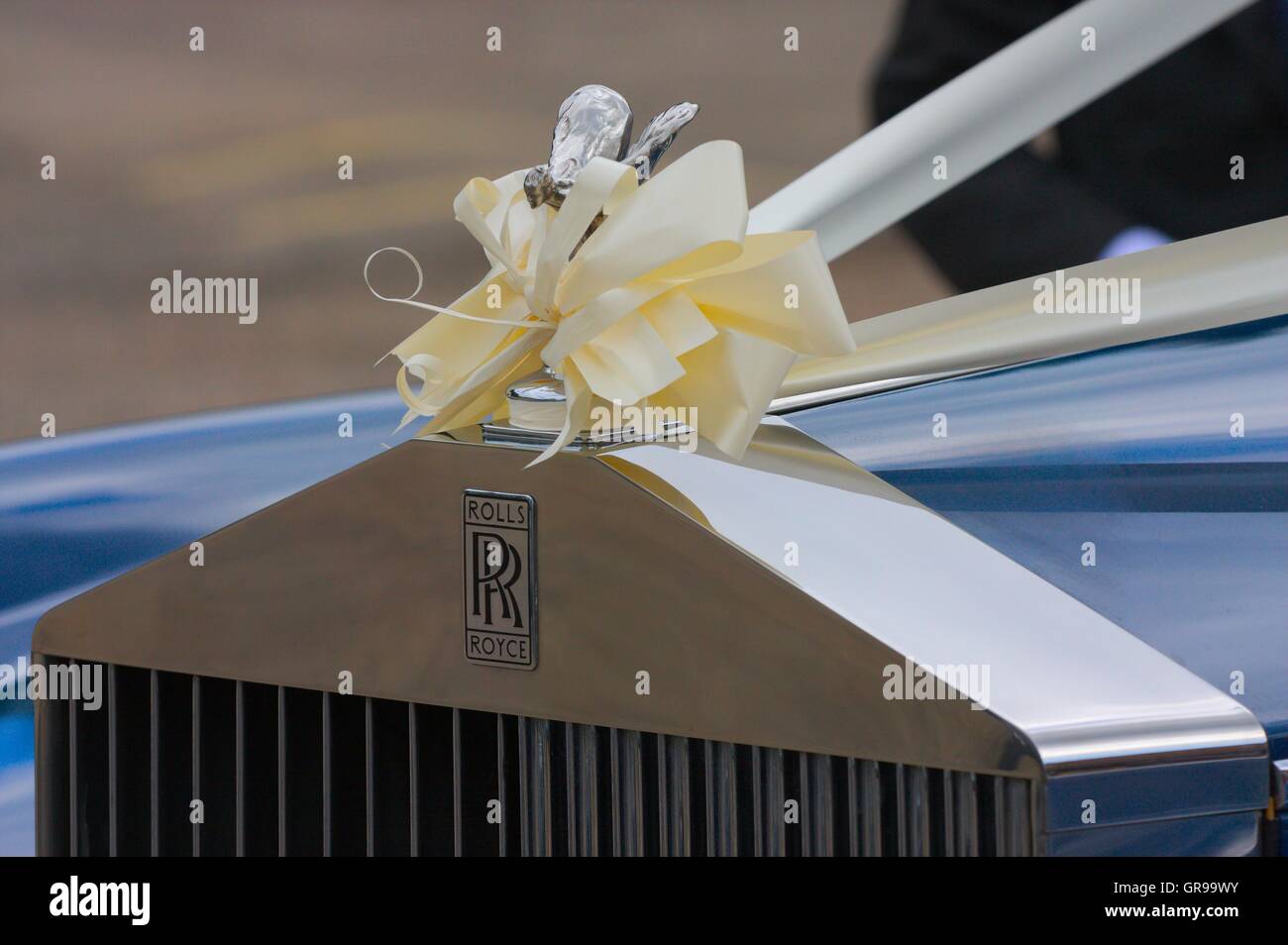 Rolls Royce griglia anteriore auto nozze con nastro Foto Stock