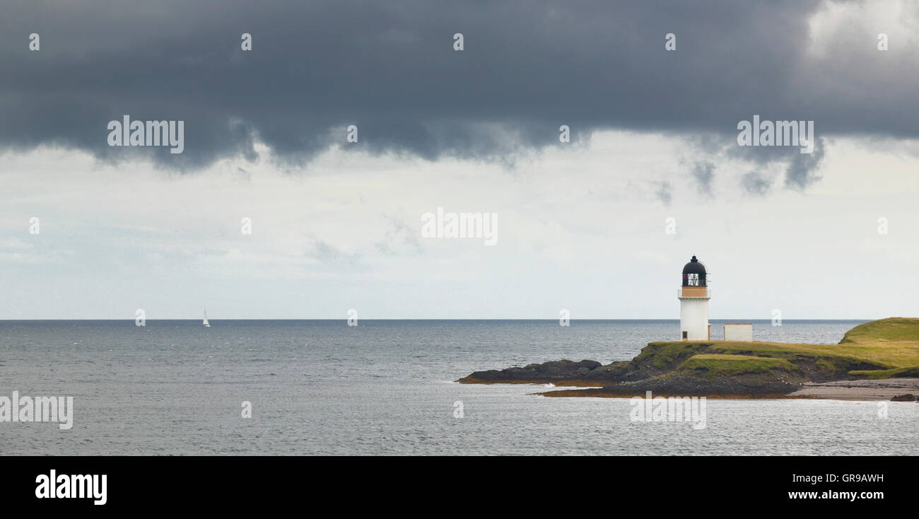 Paesaggio scozzese con vista oceano e il faro. Isola di Lewis. Ebridi. Regno Unito Foto Stock