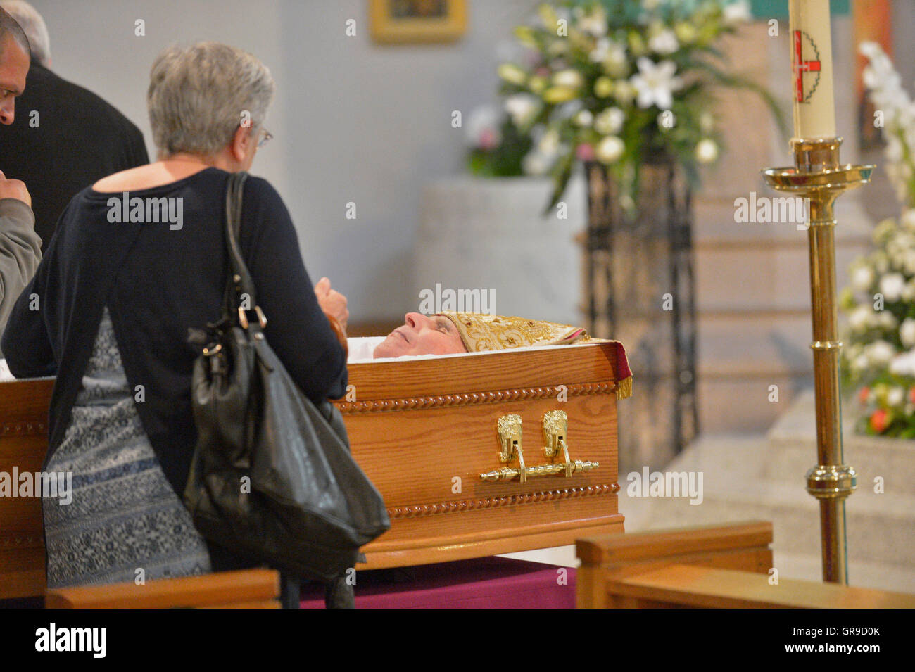 Donna di pagare i suoi rispetti agli ex vescovo cattolico di Derry, Edward Daly in St Eugene's Cathedral, Derry. ©George Sweeney/Alamy Foto Stock