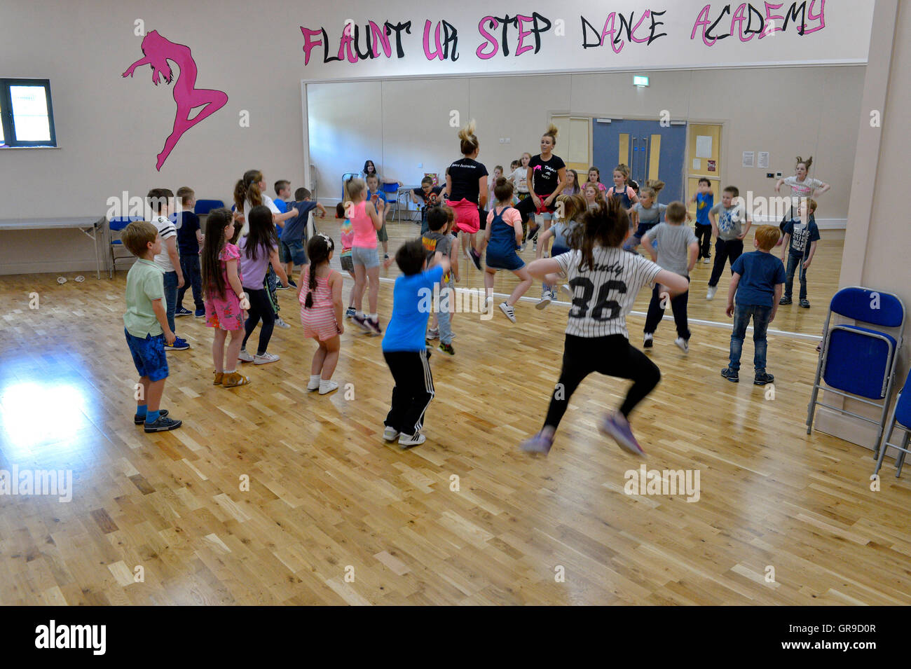 I bambini praticano danza di routine nella parte anteriore del grande specchio, Londonderry, Irlanda del Nord. ©George Sweeney/Alamy Foto Stock