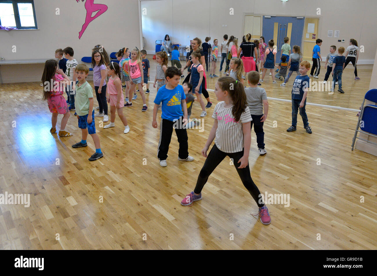 I bambini praticano danza di routine nella parte anteriore del grande specchio, Londonderry, Irlanda del Nord. ©George Sweeney/Alamy Foto Stock