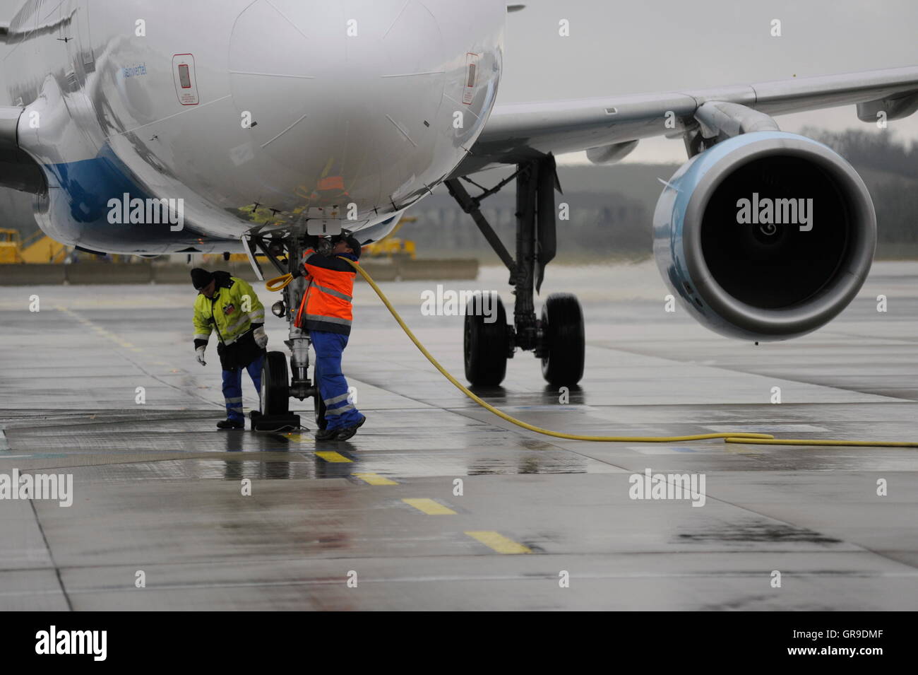 Il personale dell'aeroporto presso l'Aeroporto Internazionale di Vienna Foto Stock