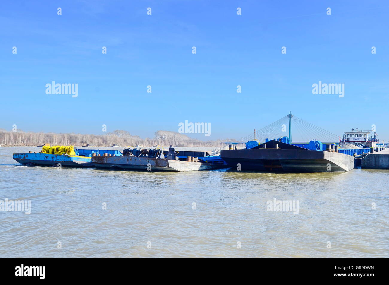 Le navi da carico con zavorra sul Danubio a Vienna Foto Stock