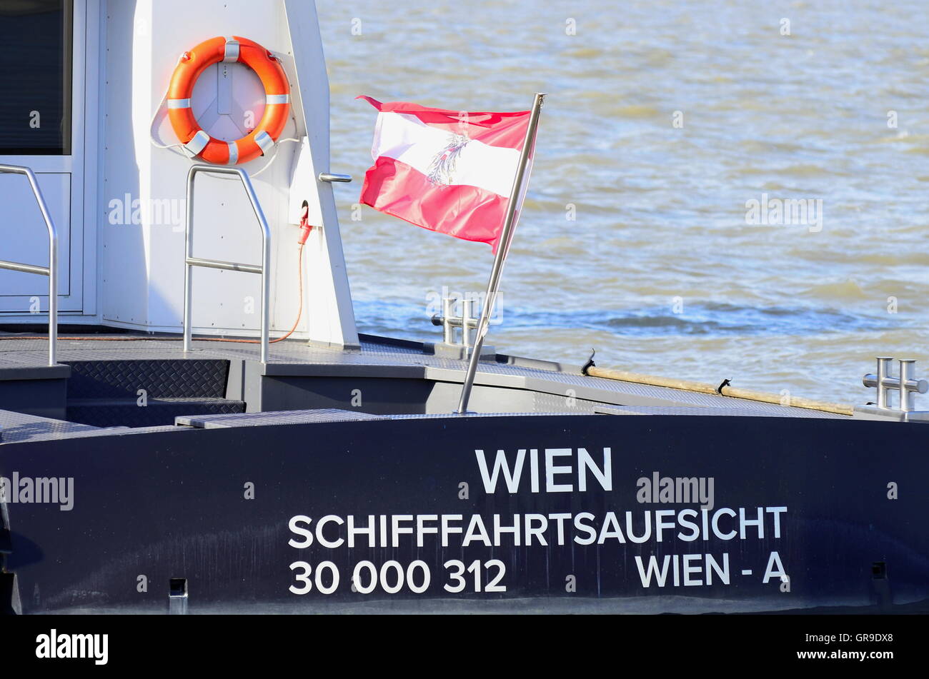 Supervisione in barca sul Danubio a Vienna Foto Stock