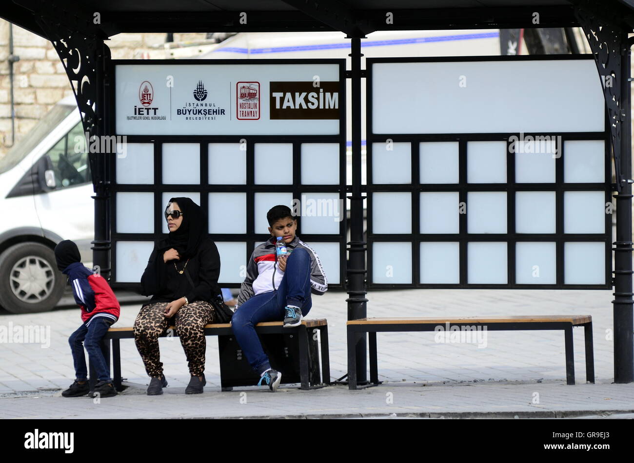 Scena di strada a Piazza Taksim di Istanbul, casa di nostalgico treno Foto Stock