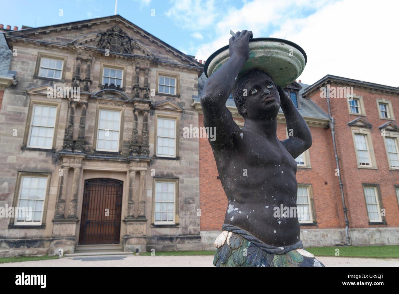 Statua di Moro africana al di fuori del Dunham Massey Hall una casa di paese inglese / dimora signorile in Trafford, Altrincham, Cheshire Foto Stock