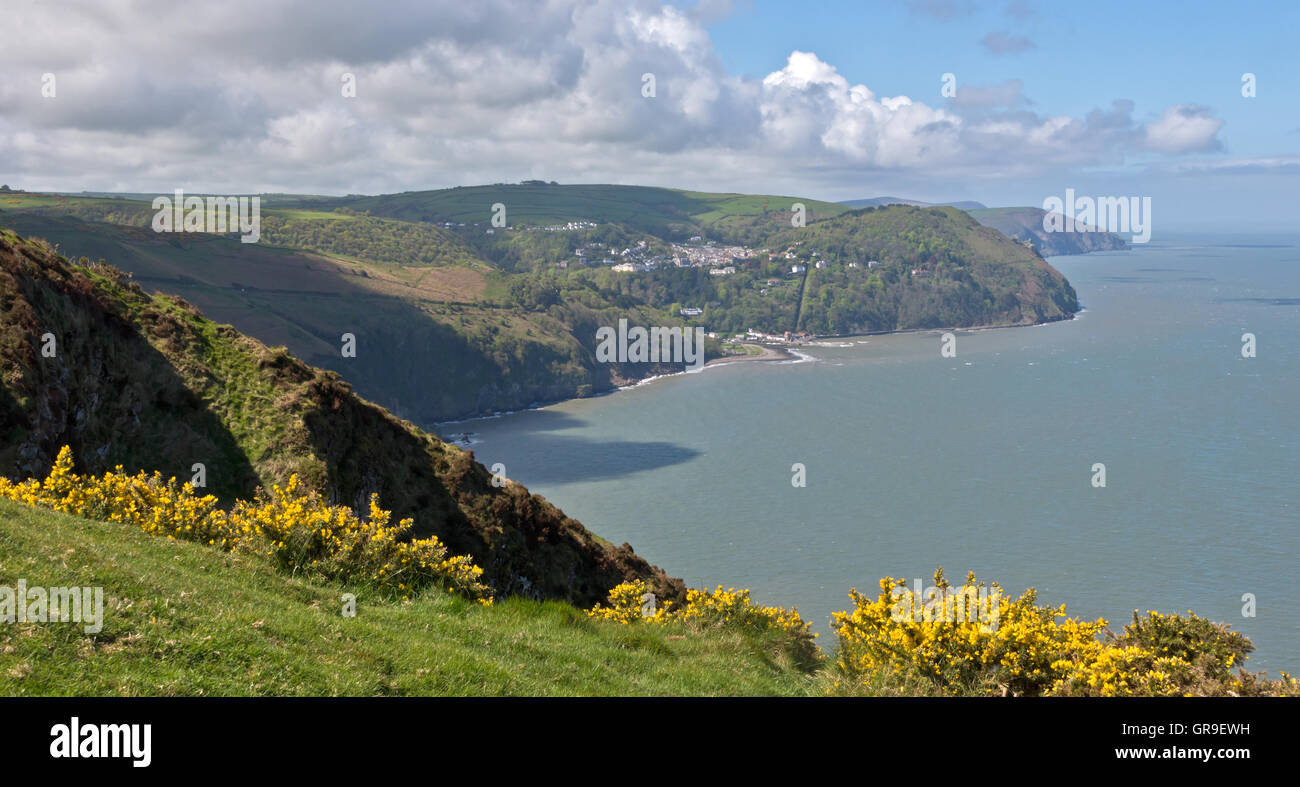 Vista lungo la costa nord del Devon da Countisbury Hill verso Lynton, Lynmouth e oltre Foto Stock