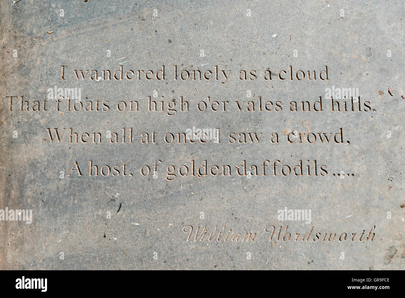 William Wordsworth poesia scolpiti in pietra vicino alla sua tomba a San Osvaldo Chiesa di Grasmere, Lake District, Cumbria, Regno Unito Foto Stock