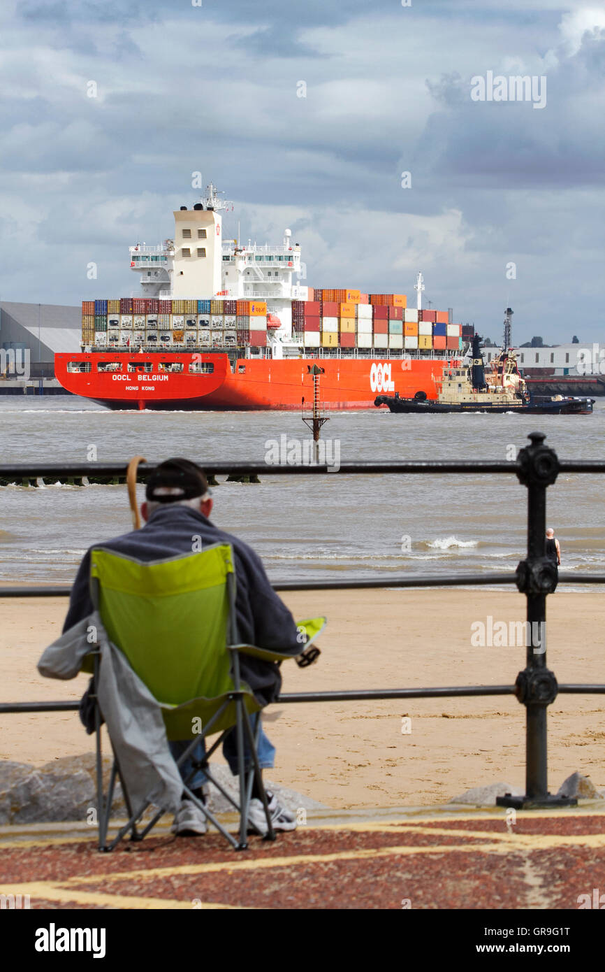 Svitzer Millgarth & Ashgarth rimorchiatori di attraccare a Hong Kong OOCL BELGIO Nave portacontainer, Liverpool, Merseyside, Regno Unito Foto Stock