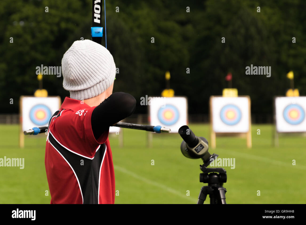 Giovane maschio ottiene archer tiro al bersaglio in concorrenza Foto Stock